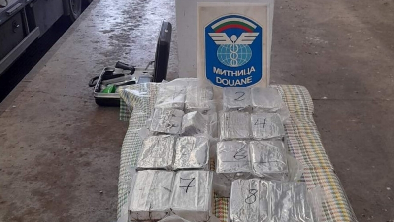 Митническите служители откриха над 13 кг хероин при проверка на