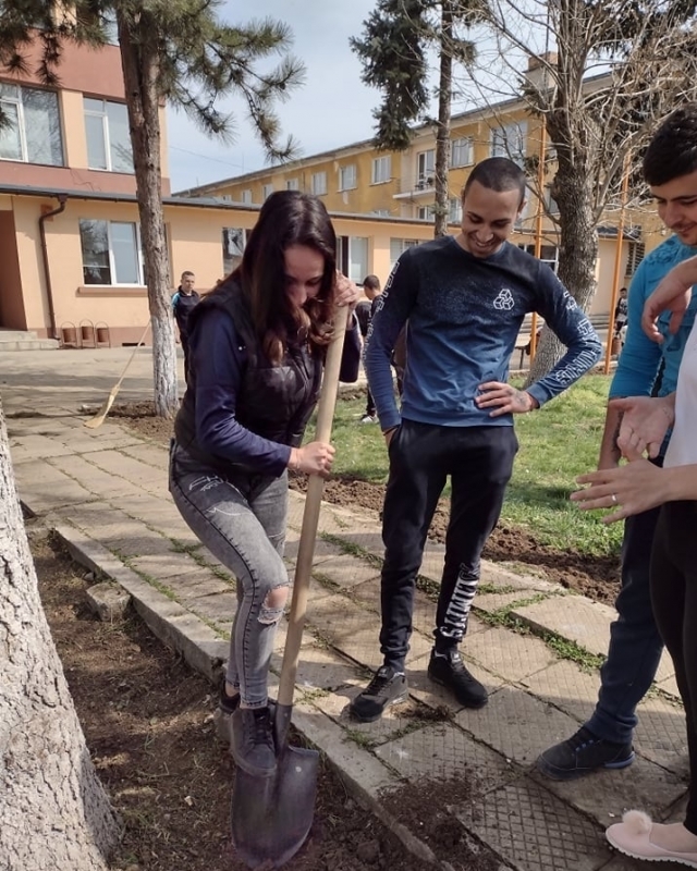 Ученици от ПГО Елисавета Багряна Бяла Слатина почистиха и направиха по