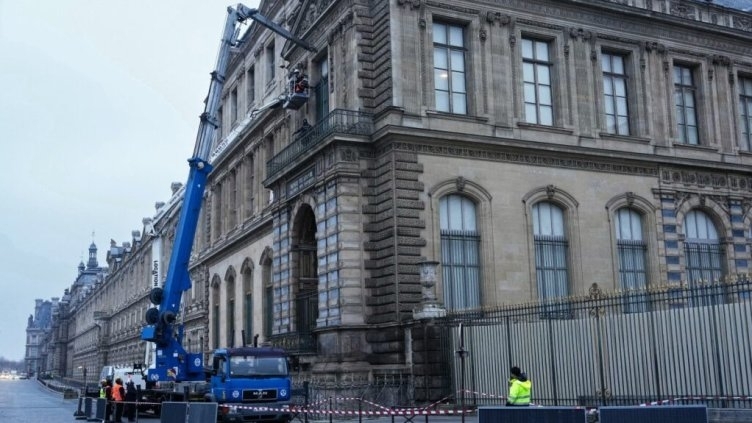 Инсталираха метални решетки на Лувъра в Париж Те бяха монтирани