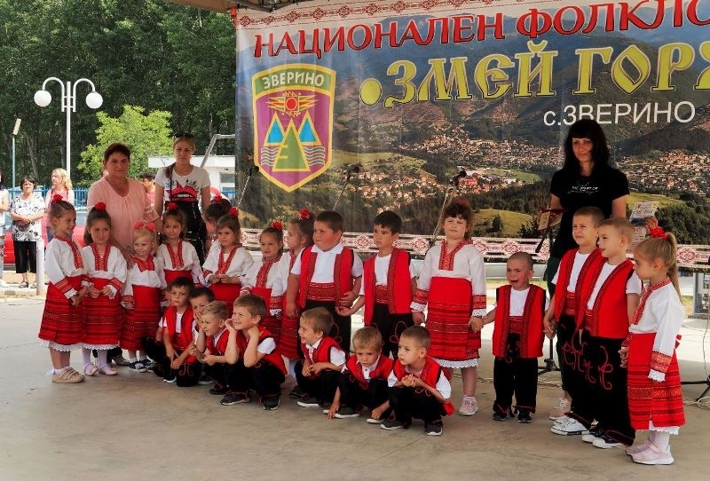 Повече от 450 певци танцьори и инструменталисти от три региона