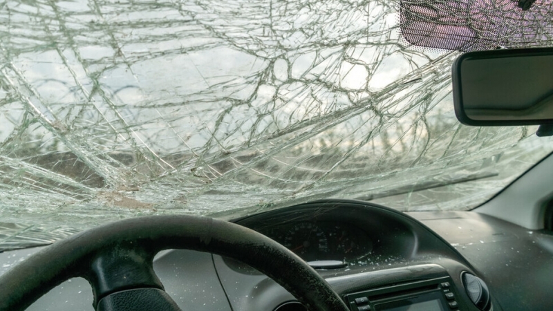 18 годишен ученик без книжка загина след като се заби в