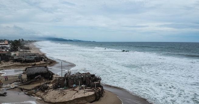 Ураганът Роуз се засили още повече край бреговете на Мексико в Тихия океан и беше