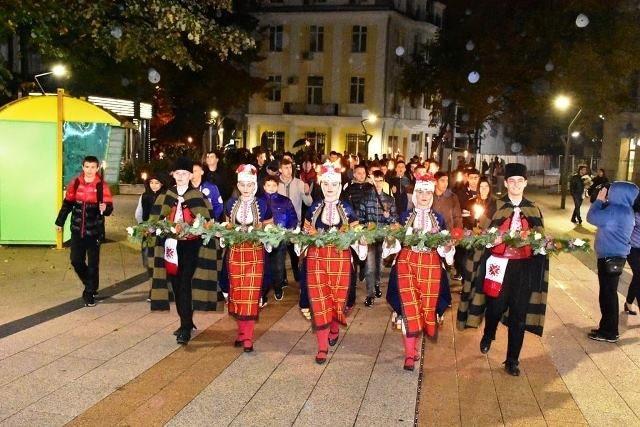 Факелно шествие под надслов Да запазим светлината освети Враца в