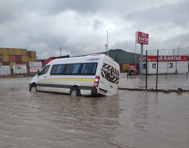 Порой и градушка в Бурса предизвикаха наводнения и затрудниха живота