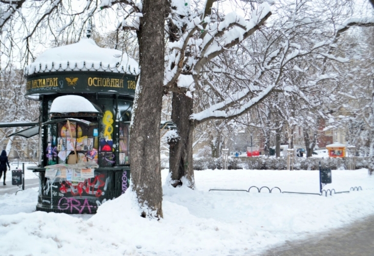 Снимка с гол мъж който се разхожда спокойно из снега