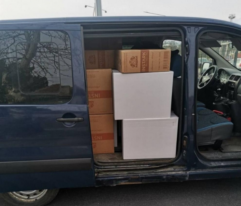 Задържаха двама мъже транспортирали значително количество контрабандни цигари в Пловдивско