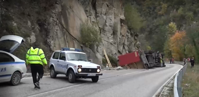 ТИР се преобърна на пътя Пловдив Смолян а движението в района