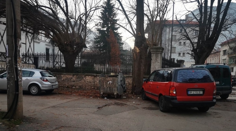 Шофьор заряза колата си на ъгъл във Враца и създаде