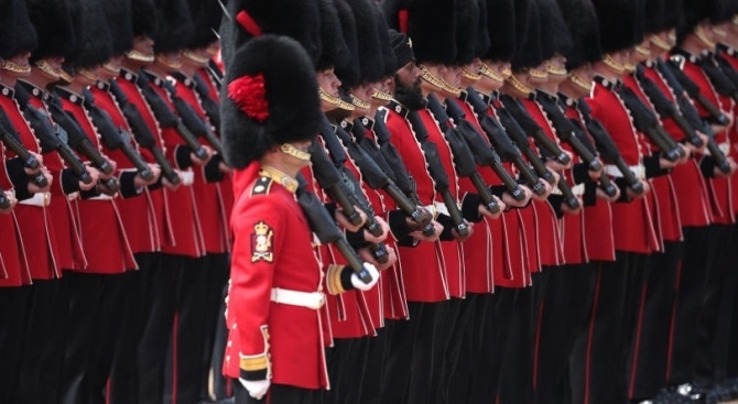 Британски гвардеец пазещ двореца Уиндзър блъсна искаща да се снима