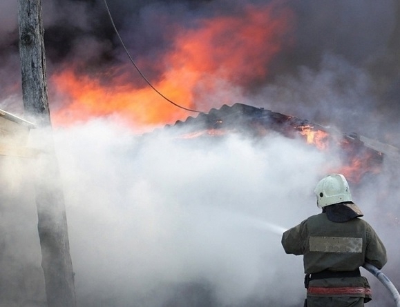 Голям пожар е избухнал в селскостопанска постройка в Малорад съобщиха