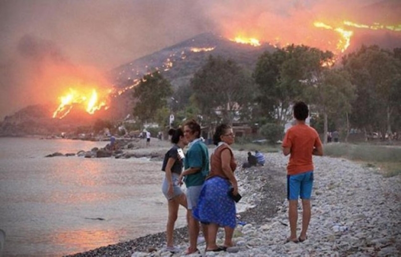 Над 400 души са евакуирани заради голям горски пожар който