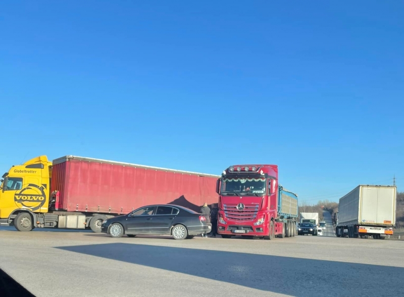 Два ТИР а и лека кола са катастрофирали на главен път