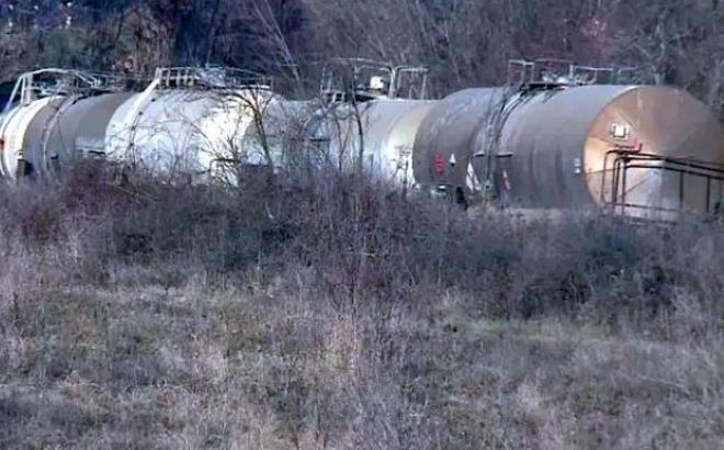 Българските служители които работят в Пирот по авариралите там цистерни