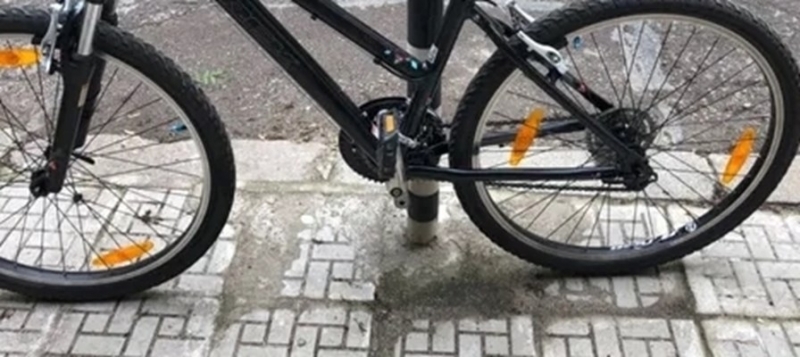 Полицаи разкриха извършителя на кражба на колело пред магазин в