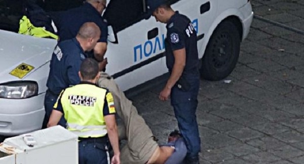 Младеж е задържан за нападение над полицаи съобщиха от областната