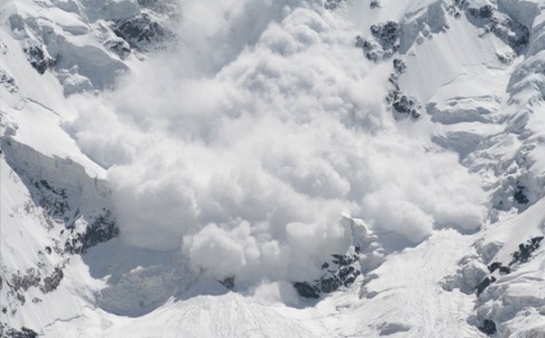 Продължителният снеговалеж в Австрийските и Швейцарските Алпи увеличи значително опасността от лавини