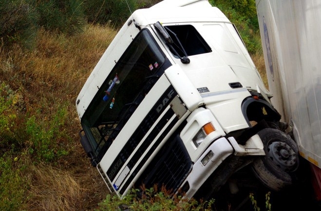 Аварирал ТИР затруднява движението на главен път Е 79 край Видин