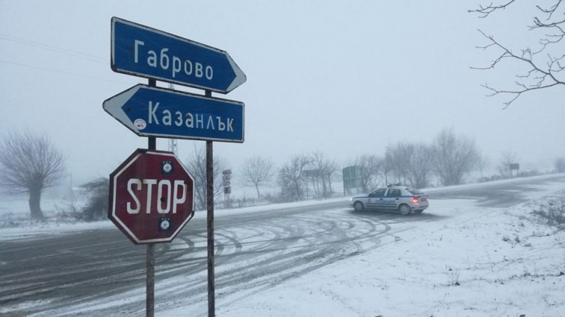 Два от големите старопланински прохода остават затворени след обилните снеговалежи