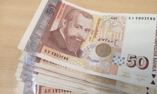 От 1 януари 2025: Минималната заплата става 1077 лв.