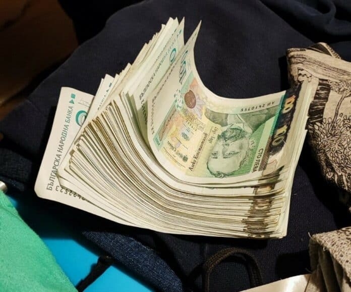 Монтански полицаи издирват апаш задигнал 2 бона от апартамента на