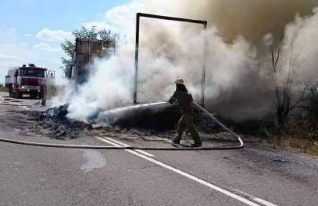 Камион със слама се запали на пътя Проглед Чепеларе затваряйки за