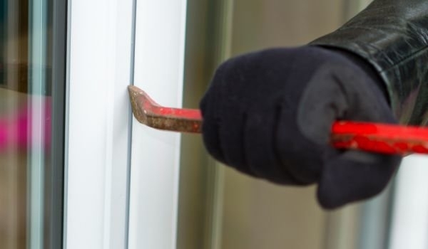 Неизвестен крадец разби и обра кафе в Монтанско съобщиха от