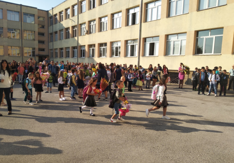 Над 12 000 ученици влязоха в клас на 15 септември