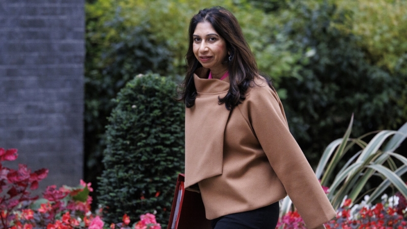 Британският лидер Риши Сунак уволни противоречивия министър на вътрешните работи