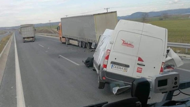 Тежка катастрофа между две превозни средства управлявани от българи е