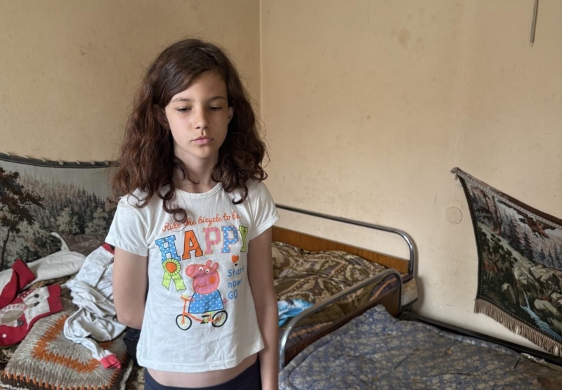 Дете седя с трупа на баща си 7 часа, никой не му помогнал да извика 112
