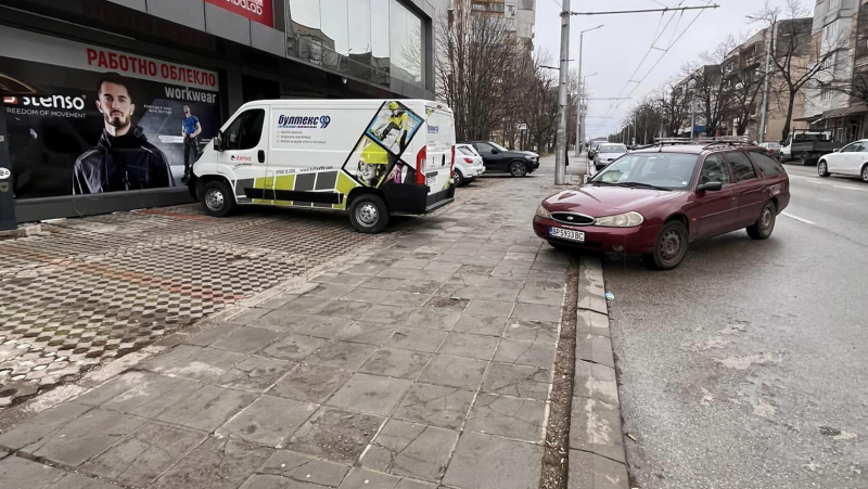 Да паркираш по врачански! Наглец заряза таратайката си по неграмотен ...