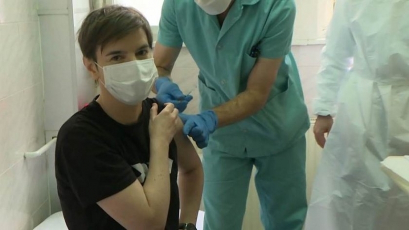 Премиерът на Сърбия Ана Бърнабич първа в страната се ваксинира