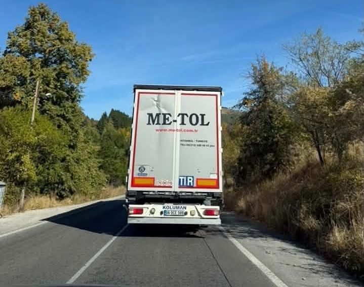 Въпреки забраната: ТИР-ове масово преминават през прохода “Петрохан”, шофьори настояват за засилени проверки и по-строги наказания /снимка/
