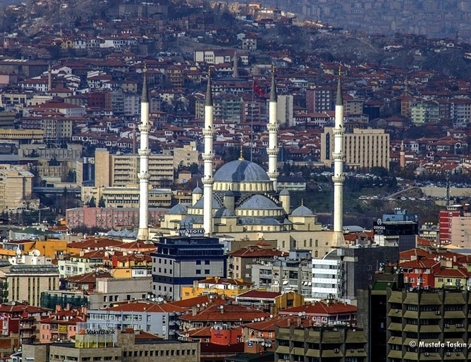 Турски полицаи облечени като Дядо Коледа ловяха бандити в нощта