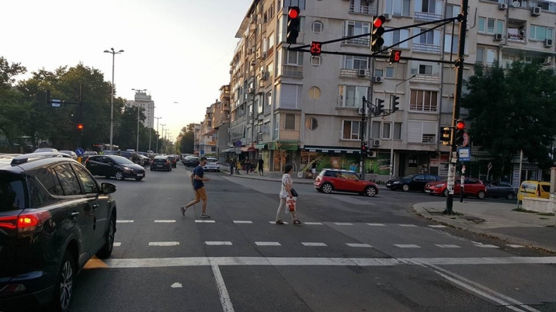 Млад мъж бе пометен току що на кръстовището до автогарата в