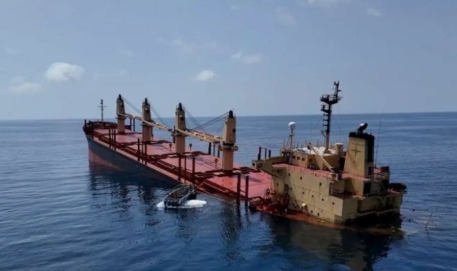 Корабът Рубимар атакуван от йеменските бунтовници хути потъна в Червено