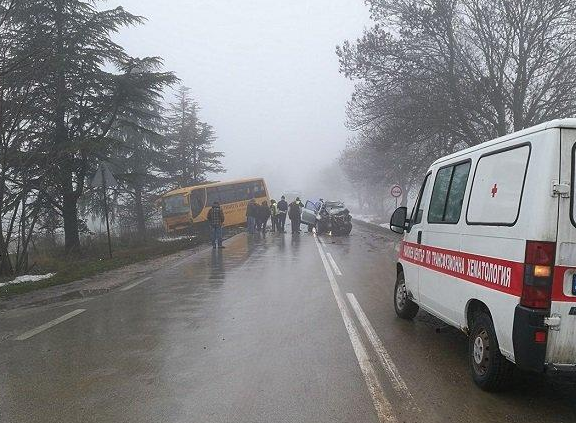 Трагедия! Двама загинаха при жестока катастрофа с училищен автобус /снимки/