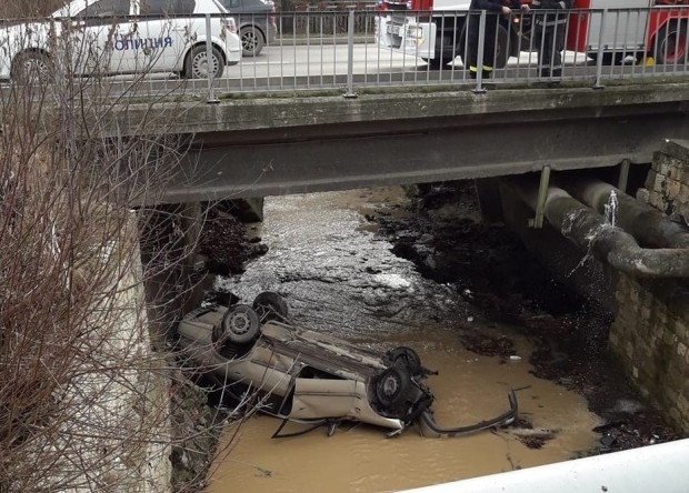 19 годишен младеж буквално излетя от пътя прелетя над парапета и
