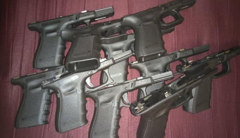 Митнически служители откриха външни части за 10 пистолета в джобове