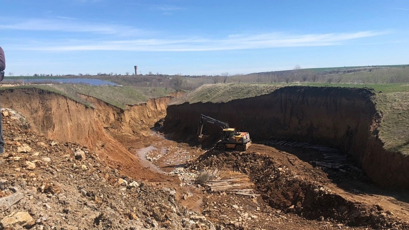 Запалени пасища са причинили пожара изпеплил отводнителните тръби на язовир