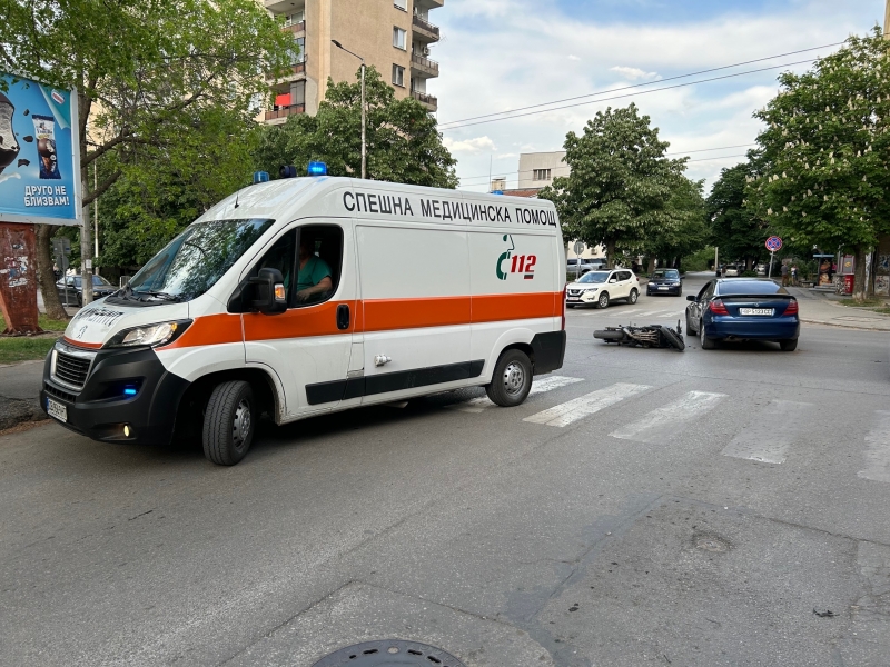 Снимка: От последните минути! Мотор се заби в „Мерцедес“ на натоварена улица във Враца, трафикът е затруднен /снимки/