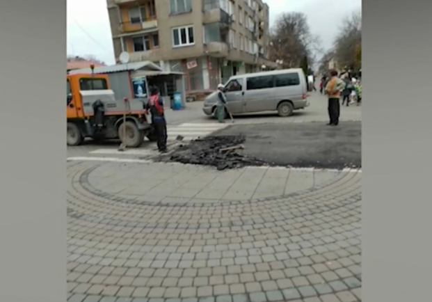 Пешеходна пътека в Лом бе демонтирана 2 дни след поставянето ѝ /видео/