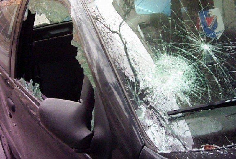 Служители на полицейския участък в Бойчиновци издирват вандал, поломил кола