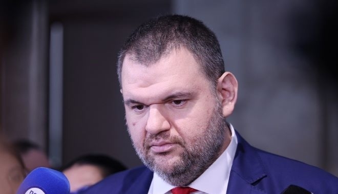 Президентът се опитва да обърка посоката на държавата но с