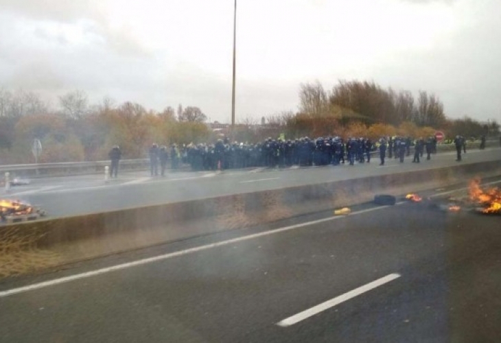 Нов протест блокира движението в Париж Това съобщиха очевидци цитирани от Канал