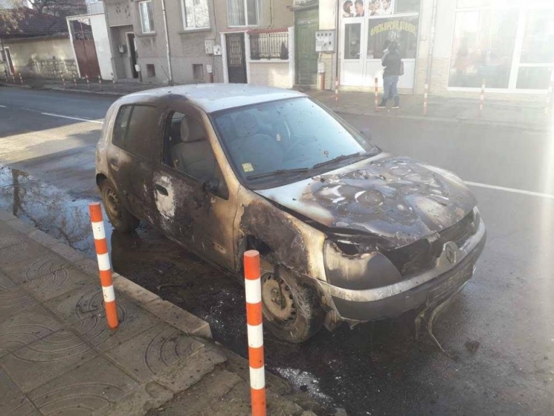 Кола изгоря до основи в Козлодуй съобщиха от полицията във