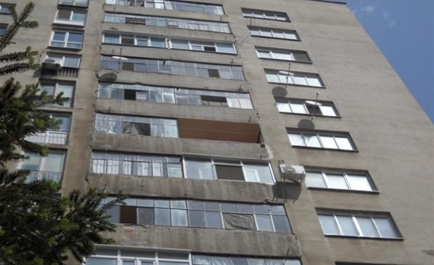 Мъж се барикадира в дома си в София Причината