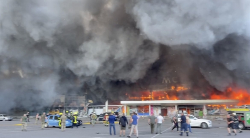 Пожарникари и войници издирват оцелели сред развалините на търговския център