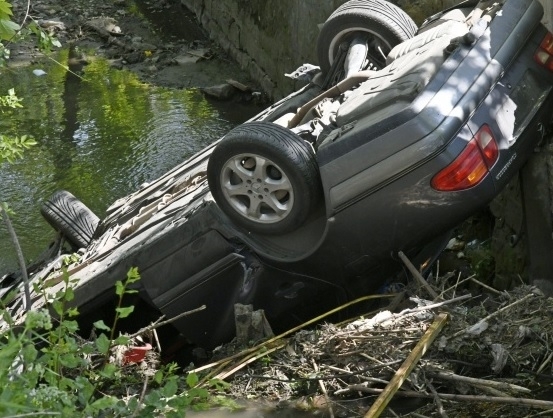 Лек автомобил Мерцедес се преобърна по таван в дере на