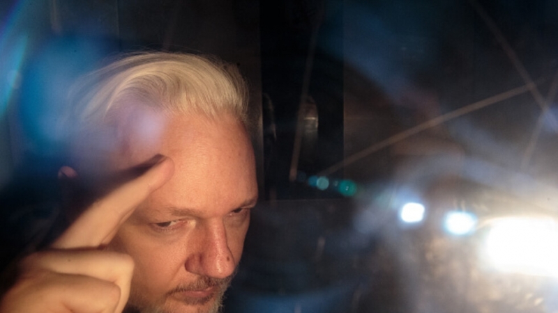 Основателят на сайта Уикилийкс Джулиан Асандж беше изслушан вчера от